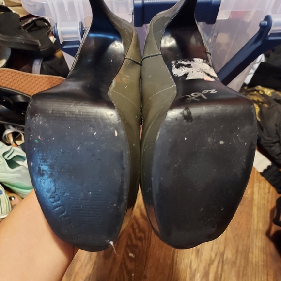 Grey Guess platform heels.  Size 10 - Picture 4 of 5